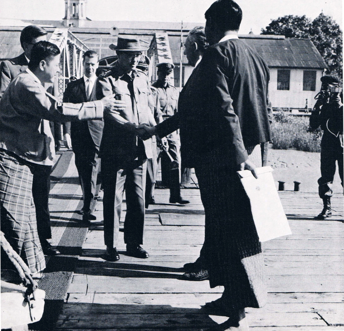 Besuch des Ministerpräsidenten von Burma, General Ne Win (mit Hut) links davon Dr. G. Suhr.