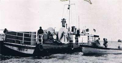 Meßschute Ingrid mit Hilfsboot "Hedwig"; auf dem Vordeck U-Schienen zur Aufnahme des Unimogs im Hintergrund; Einmessung mit Entfernungsmesser